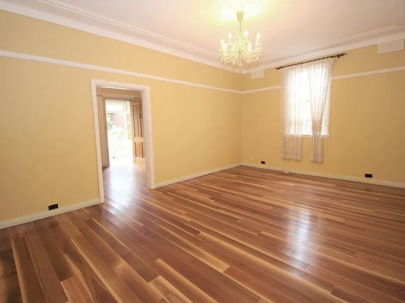 LARGE HALF HOUSE IN CONVENIENT LOCATION