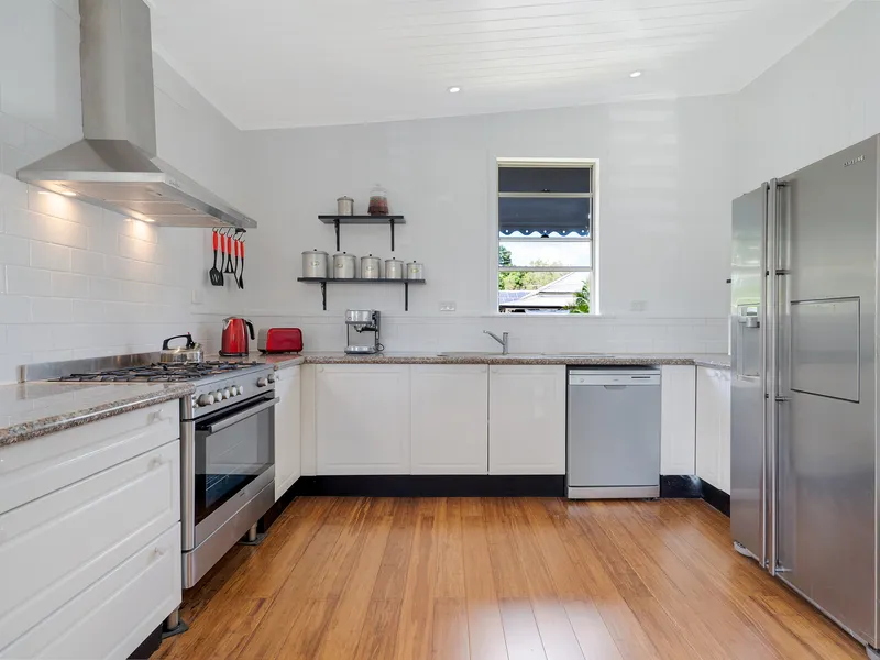 Renovated, Inner city cottage with Side Access