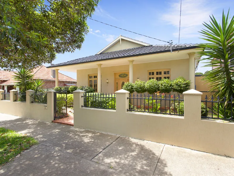 Impressively Presented In A Blue Ribbon Location!