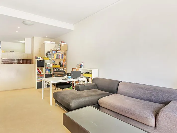 MODERN ONE BEDROOM APARTMENT IN THE RESORT STYLE ‘PACIFIC SQUARE’ DEVELOPMENT