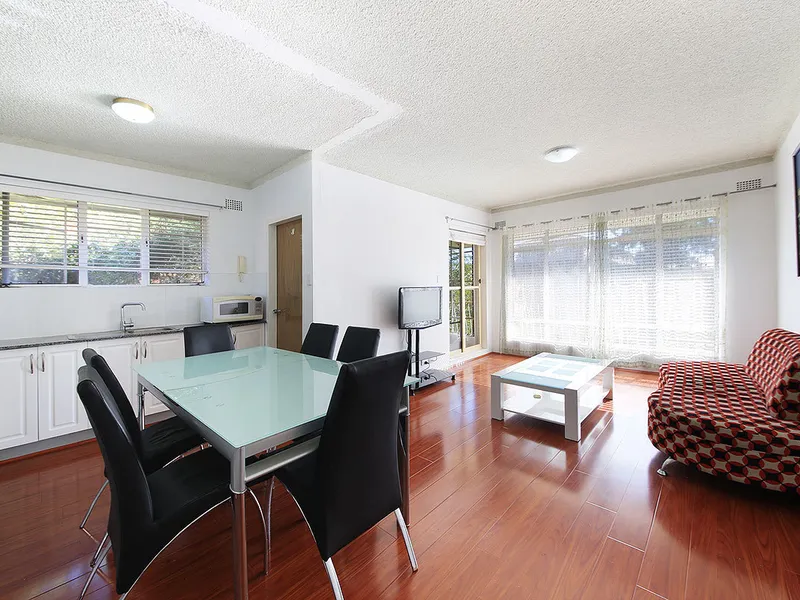 2 Bedroom Unit in Convenient Location
