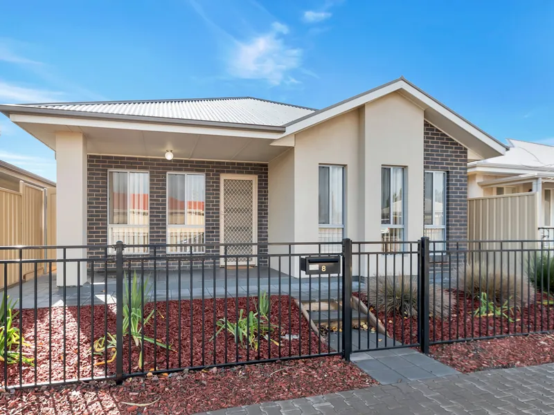 Stylish Courtyard Living with Double Garaging!