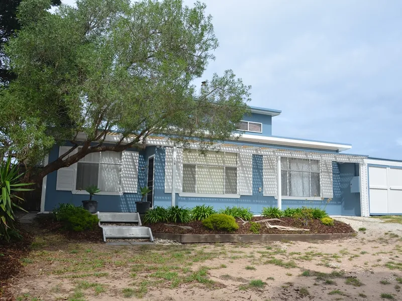 OUTSTANDING WATER VIEWS