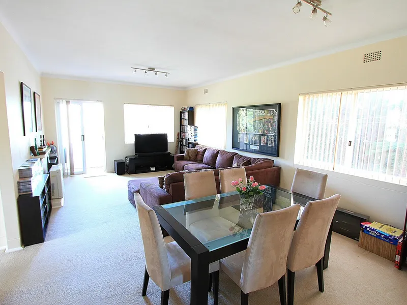 SPACIOUS 2BD- WALK VILLAGE AND TRAIN -VIEWS