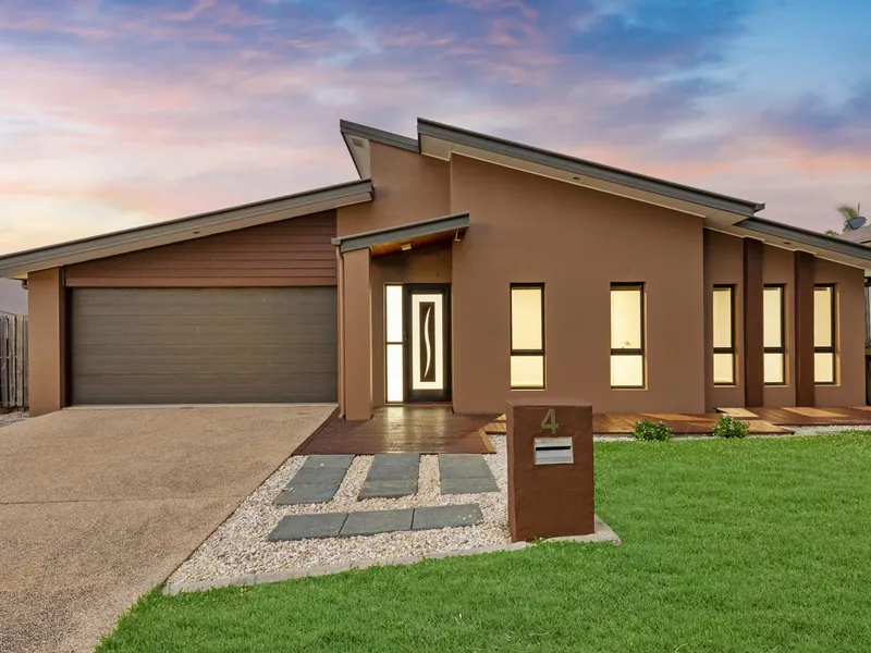 STYLE & COMFORT IN THE COOMERA RETREAT, FAMILY-FRIENDLY COMMUNITY