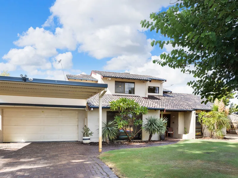 Secluded Family Haven in a Parkside Cul-de-sac Location