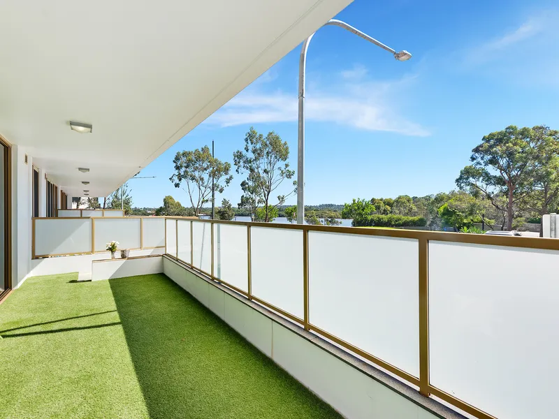 Generous and light-filled luxury apartment with courtyard