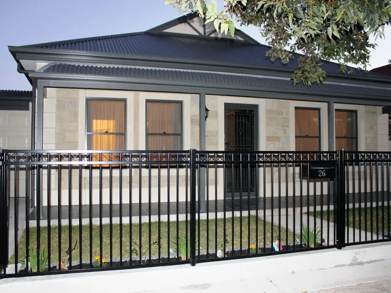 Sandstone Fronted. Modern Interior. 3-4 Bedroom + 2 Bathroom. 9yo Home.