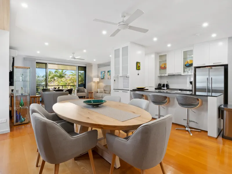 Modern Dual Level Townhouse for a Family, or with Dual Tenancy Potential.