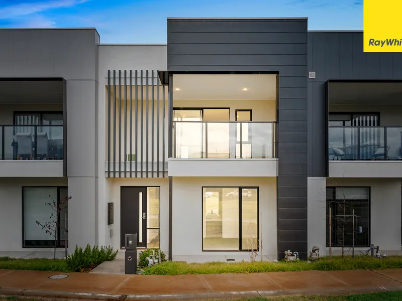 Contemporary 3 Bedroom Home with Parkside Serenity