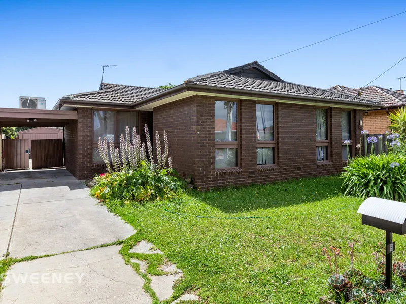 Grand Family Home On 724M2 (approx) Allotment