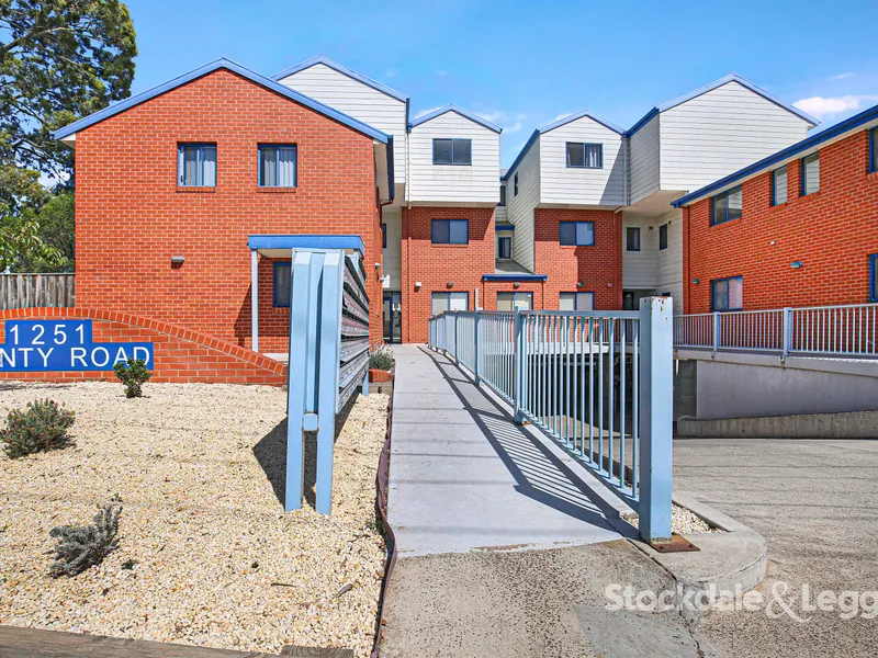 Spacious Two Bedroom Apartment with Perfect Location