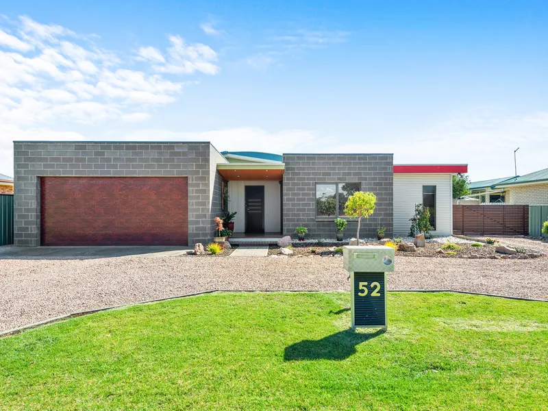 ARCHITECTUALLY DESIGNED RENOVATED FAMILY HOME ON HUGE BLOCK