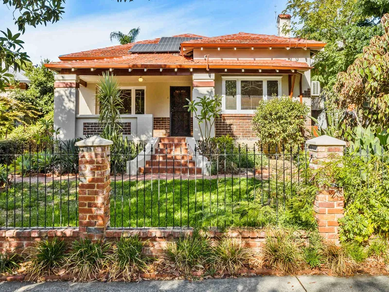 Family home with a stunning swimming pool for you to enjoy!