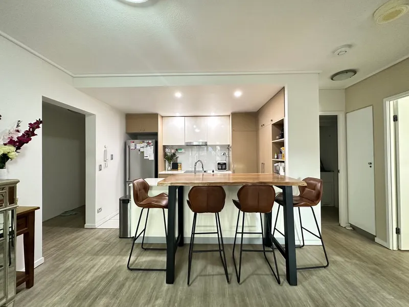 BEAUTIFUL 3 BED ROOM 2 BATHROOM DOUBLE GARAGED FULLY FURNISHED APARTMENT