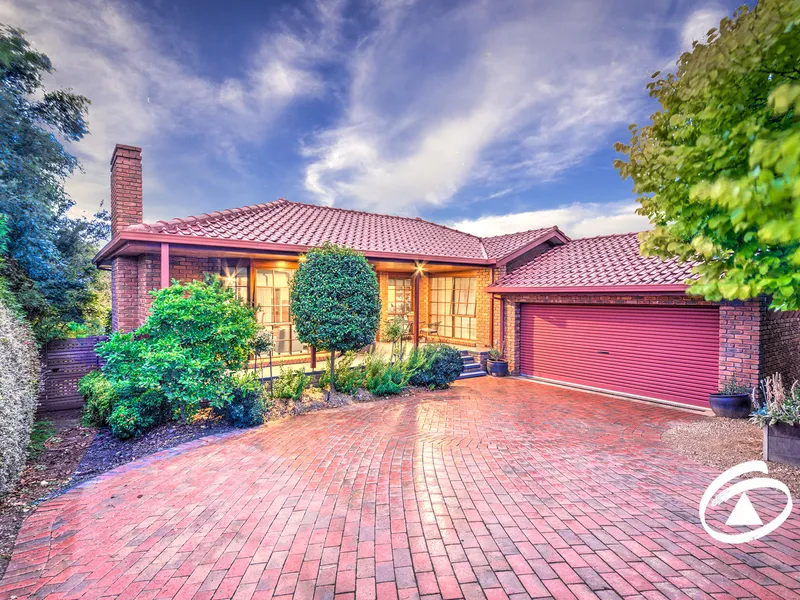 A Brick Beauty on 1,018m2 with Panoramic Views