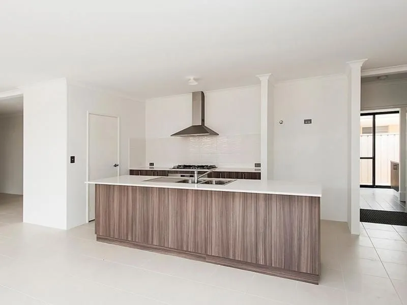 Near New - Air Con - Seperate Living - Close to Freeway, Parks & Beach