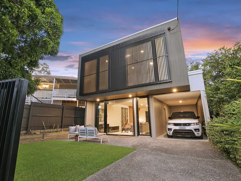 Large 431m2 Multiple-Living House with Full City Views