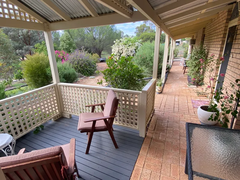 Garden delights, lovely country home, listen to the birds!!