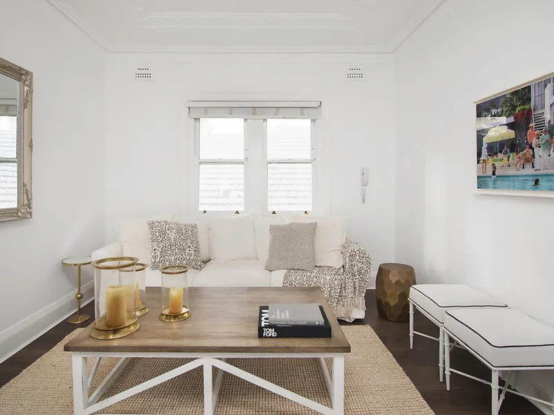 Private Sun filled Art Deco Apartment in Prime Position