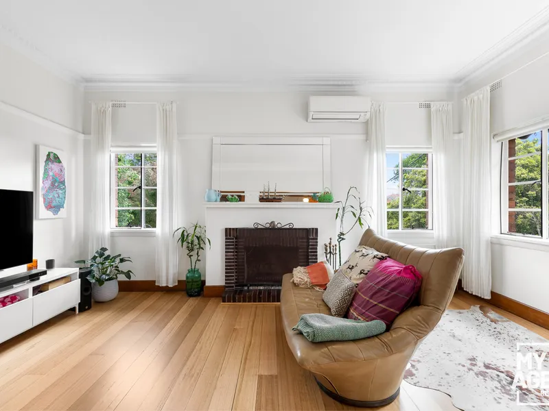 Large 2-Bedroom Apartment with Contemporary Style and Superb City Views