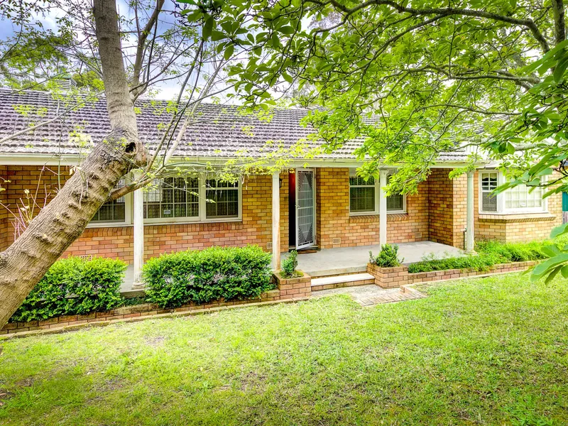 Quiet Street 5 beds house with pool available now in Turramurra