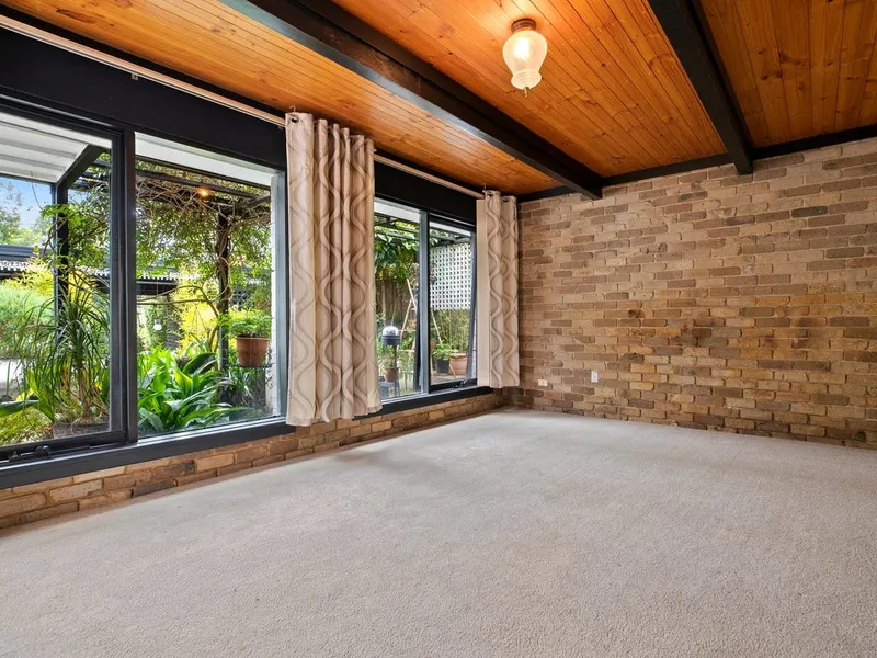 6 Month Lease ( Large Family Home )