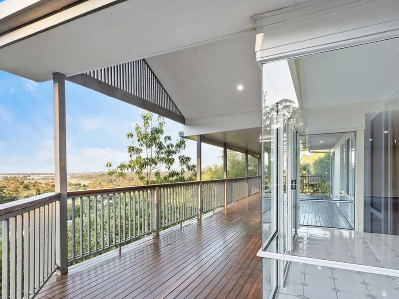 Elevated home with Spectacular Views!