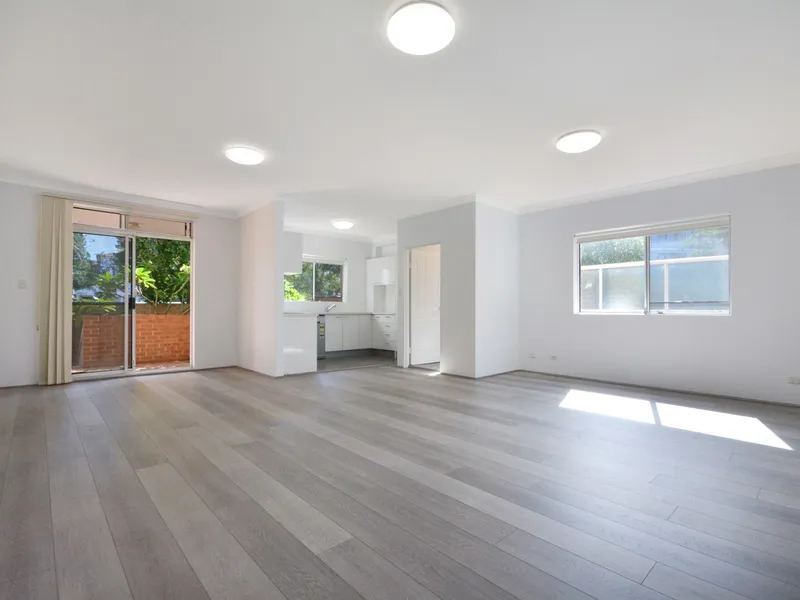 ULTRA SPACIOUS RENOVATED APARTMENT IN FANTASTIC LOCATION