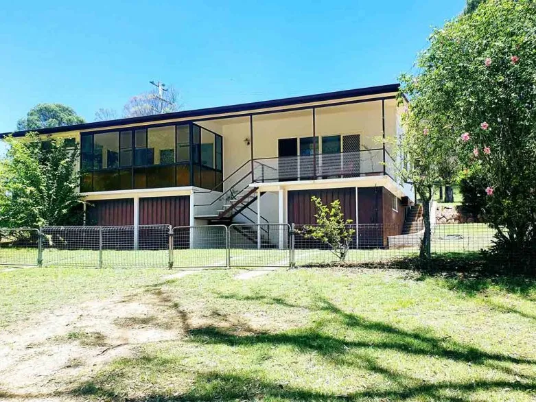 Renovated solid brick home, polished timber floors on large 1098m2 block.