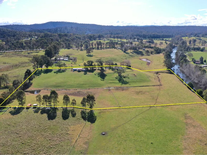 River frontage farmlet at Sarsfield.