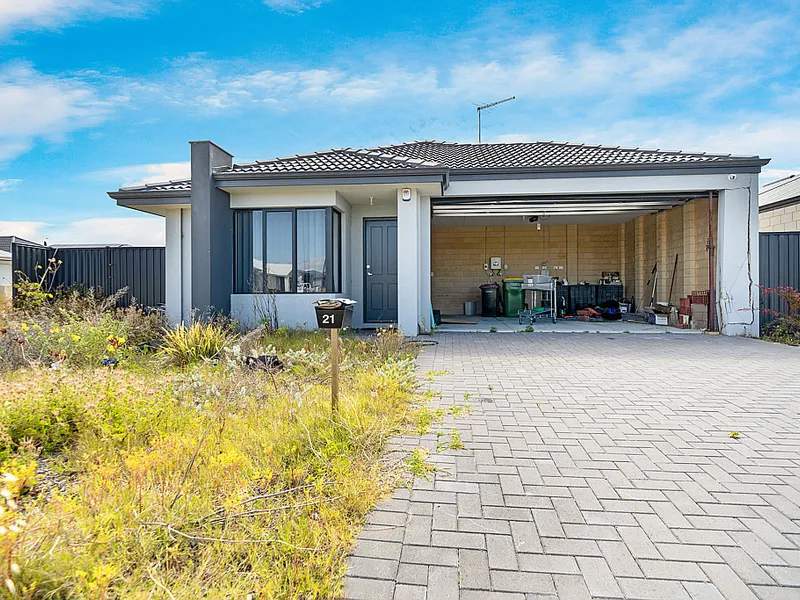 DECEASED ESTATE - BEING SOLD AS IS.