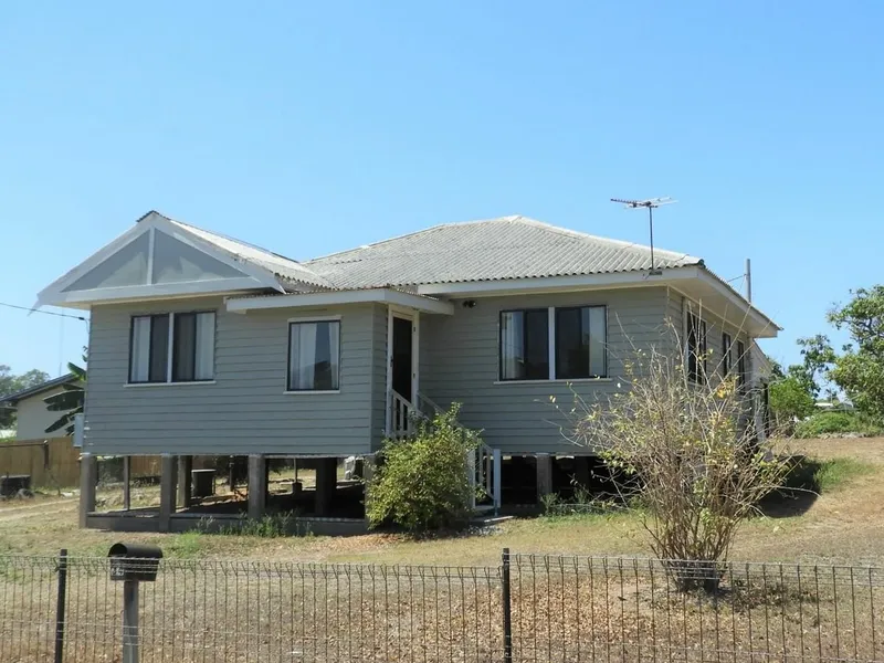 RENOVATED HOME, ON 2,524M2 IN TOWN