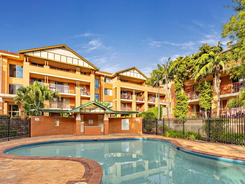 FANTASTIC LOCATION, ONLY A MOMENTS WALK TO NORTH STRATHFIELD & CONCORD WEST STATION!