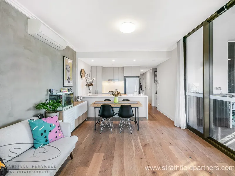 Contemporary apartment with study and breathtaking views