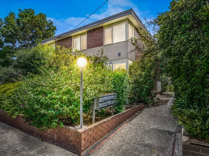 Snag this 2 bedroom beauty in leafy Elsternwick.