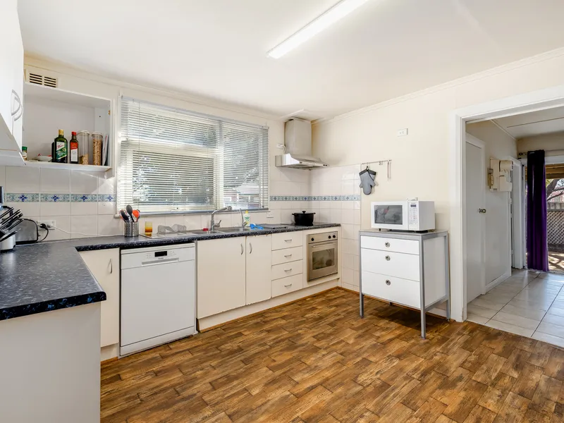 An affordable entry into this fast-paced market within walking distance to the foreshore…