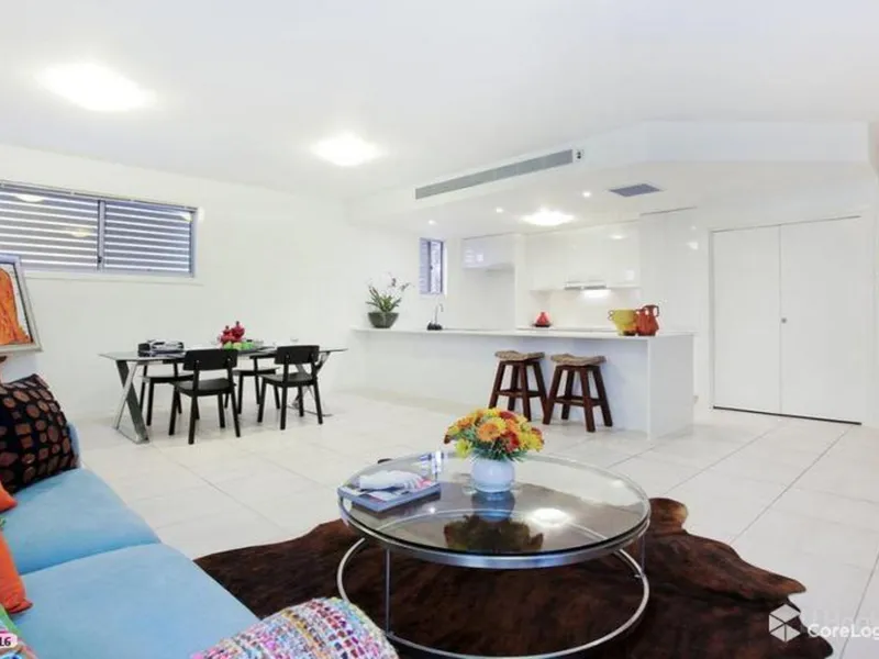 MODERN SPACIOUS APARTMENT WITH ROOFTOP TERRACE