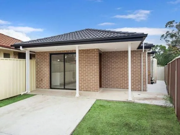 Near New Granny flat, own driveway with full privacy