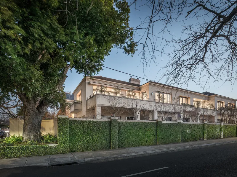 Luxurious, light-filled penthouse in iconic Toorak locale