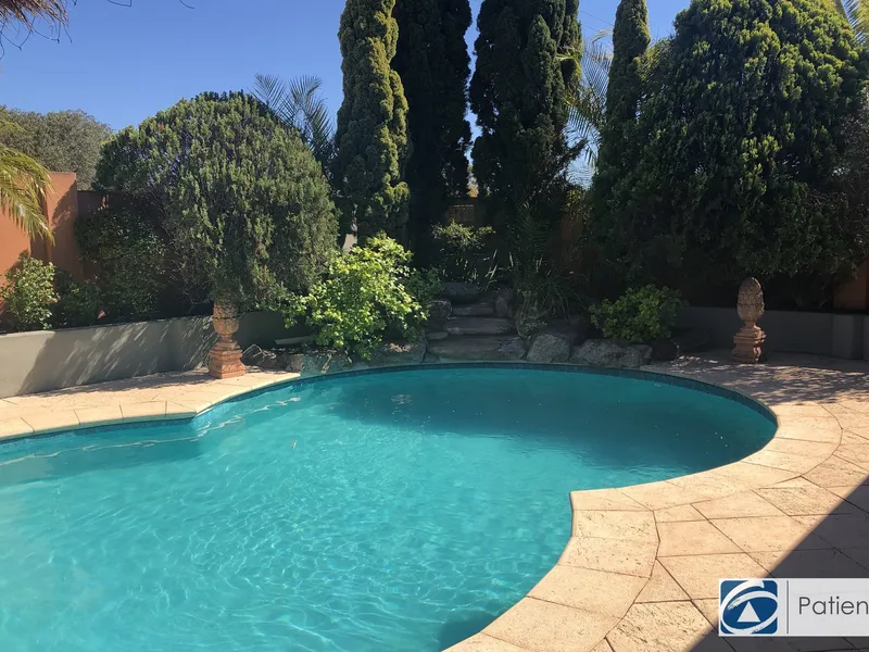 Sparkling Pool + House