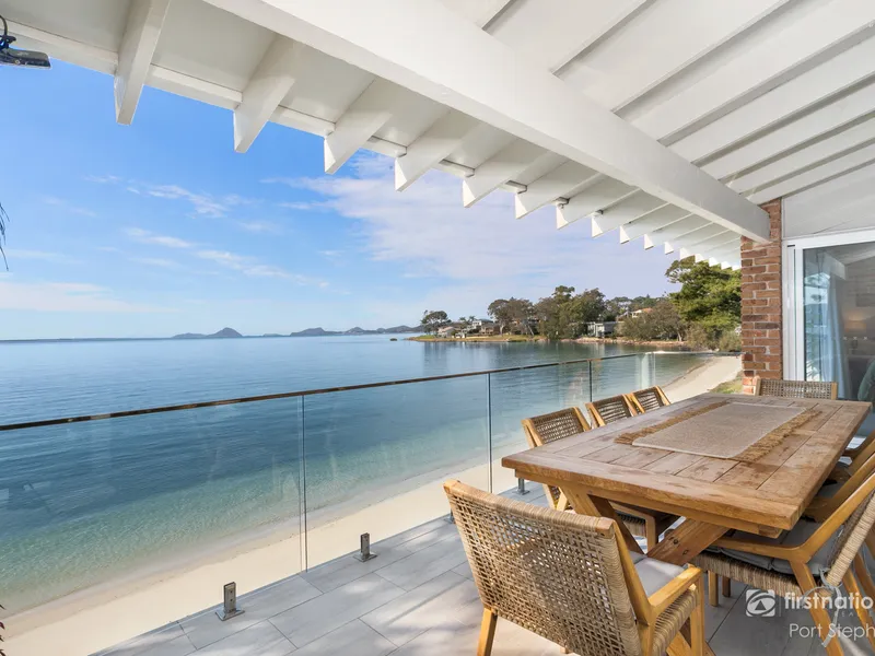 BREATHTAKING WATERVIEWS FROM EVERY ROOM – UNPARALLELED BEACHFRONT LIVING