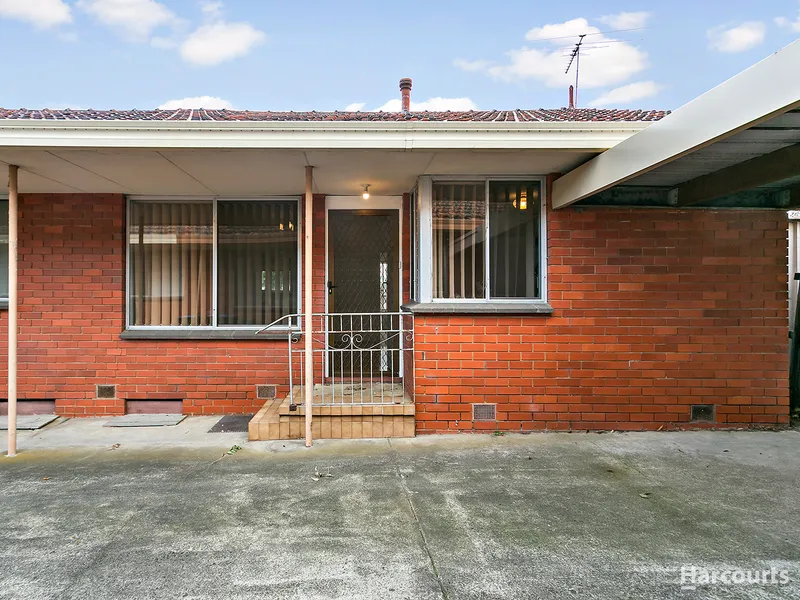 Easy-Care Brilliance In Blue-Chip Location