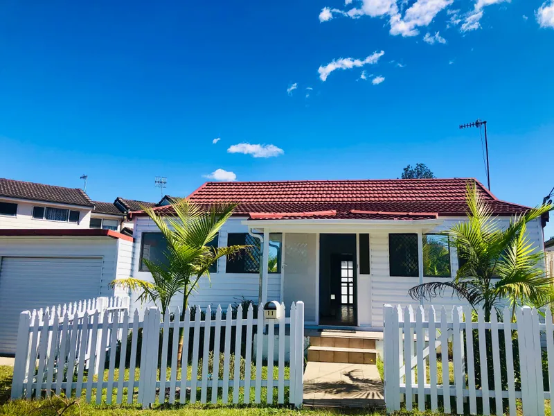 Beachside cottage, walk to the beach, walk to the shops!