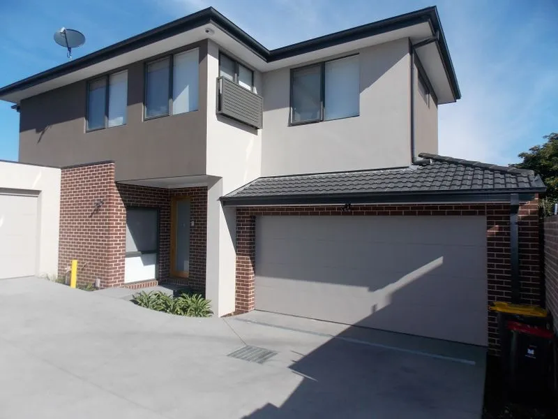 FOUR BEDROOM TOWNHOUSE IN HEART OF CHADSTONE