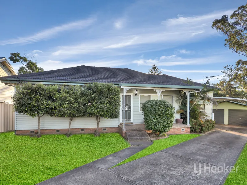 3 Bedroom Family Home With 2 Bathrooms! Large 771m2 Block Plus An Inground Pool!