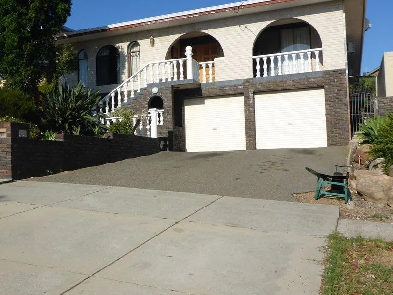 LARGE FAMILY HOME WITH BEAUTIFUL INLAND VIEWS