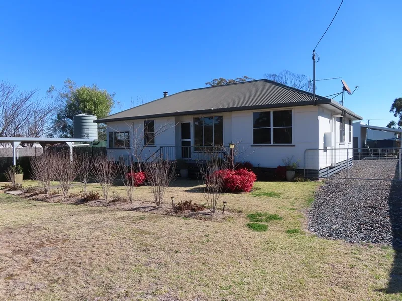 DELIGHTFUL HOME INCLUDING FURNITURE