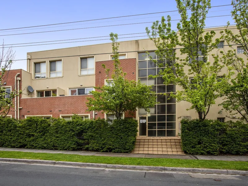 WITHIN WALKING DISTANCE TO STATION!