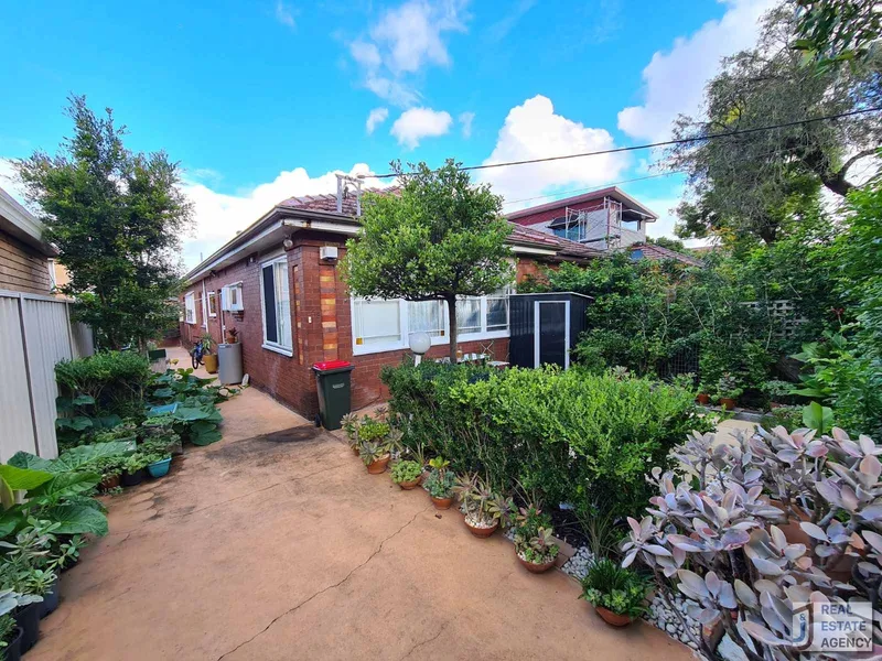 TWO BEDROOM HOUSE IN BURWOOD